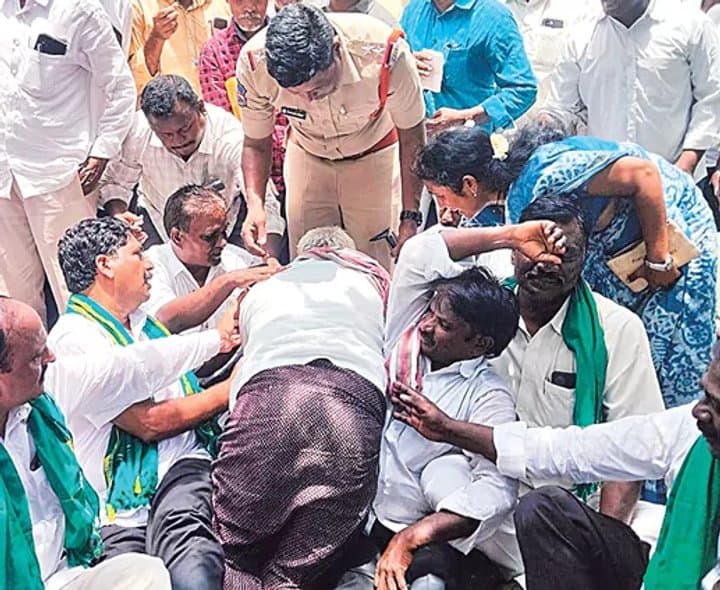 రైతుల ధర్నాతో సాగునీరు విడుదల