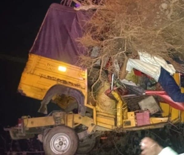 ఆదిలాబాద్‌లో ఘోర రోడ్డు ప్రమాదం - Udayam Digital
