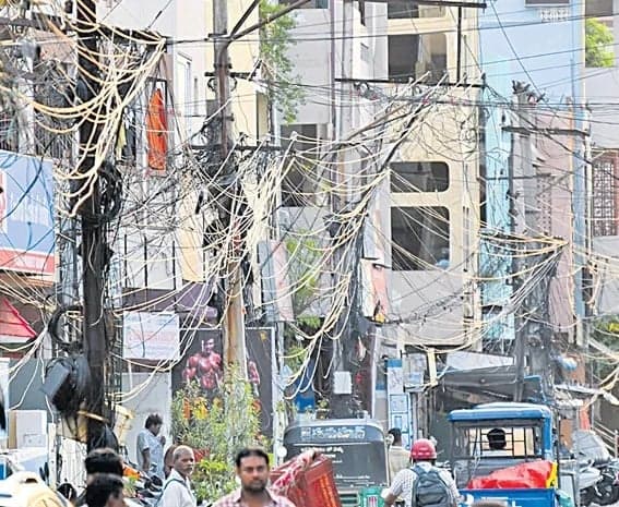 యమపాశాలుగా మారుతున్న విద్యుత్‌ వైర్లు
