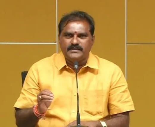 తుఫాను బాధితులకు మంత్రి సాయం