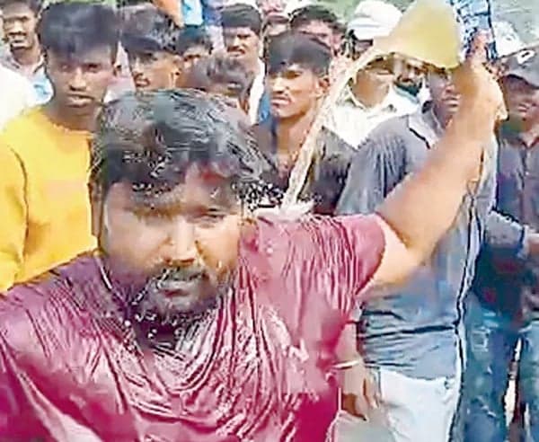చిన్నారి హత్యపై బంధువుల ఆందోళన