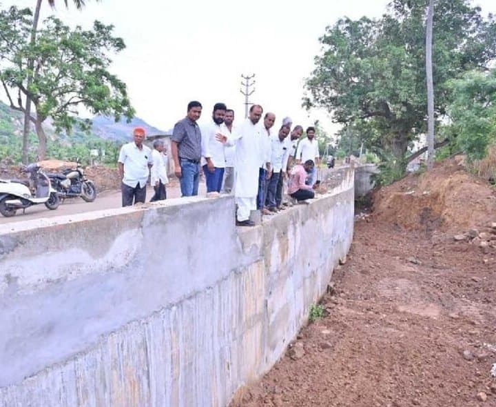 రోడ్డు పనులను పరిశీలించిన ఎమ్మెల్యే