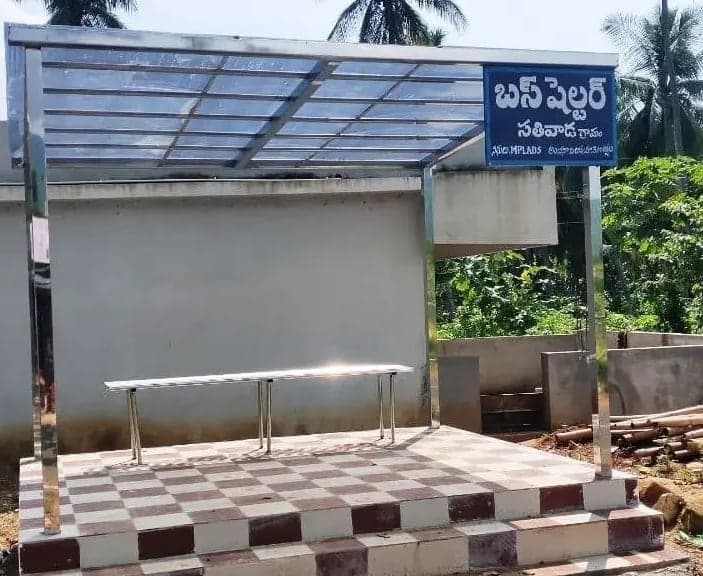 రూ.3 లక్షల వ్యర్థం.. ఉపయోగం లేని బస్‌ షెల్టర్‌