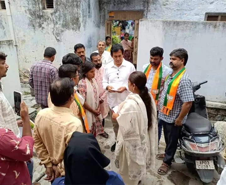 ఆదోని 12వ వార్డులో ఎమ్మెల్యే పార్థసారథి పర్యటన
