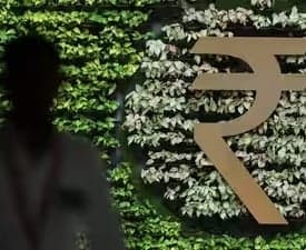 డాలర్‌తో పోలిస్తే రూపాయి 5 పైసలు బలోపేతం