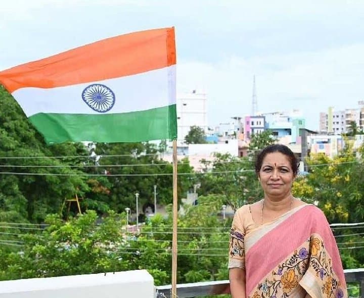 ఎమ్మెల్యే నివాసంలో జెండా ఆవిష్కరణ