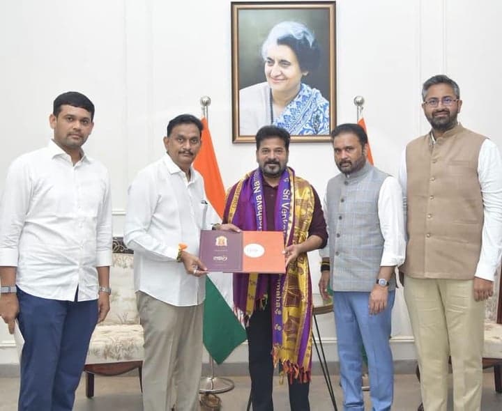 ఇంద్రకీలాద్రిపై దసరాకు సీఎం రేవంత్ రెడ్డికి ఆహ్వానం - gallery image 2