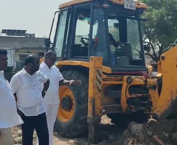విద్యుత్ స్తంభాలు, ట్రాన్స్‌ఫార్మర్లు తరలించాలి - Udayam