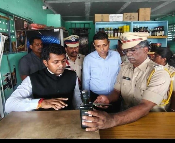 బాపట్లలో మద్యం దుకాణాల తనిఖీ