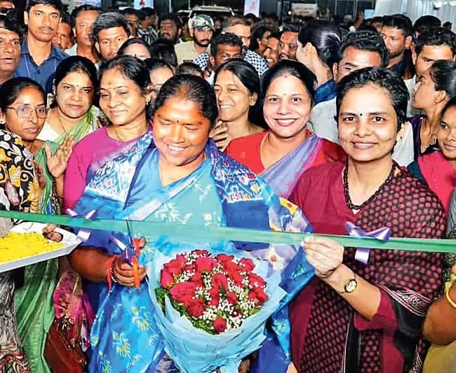 మహిళలు పారిశ్రామికవేత్తలు కావాలి - Udayam