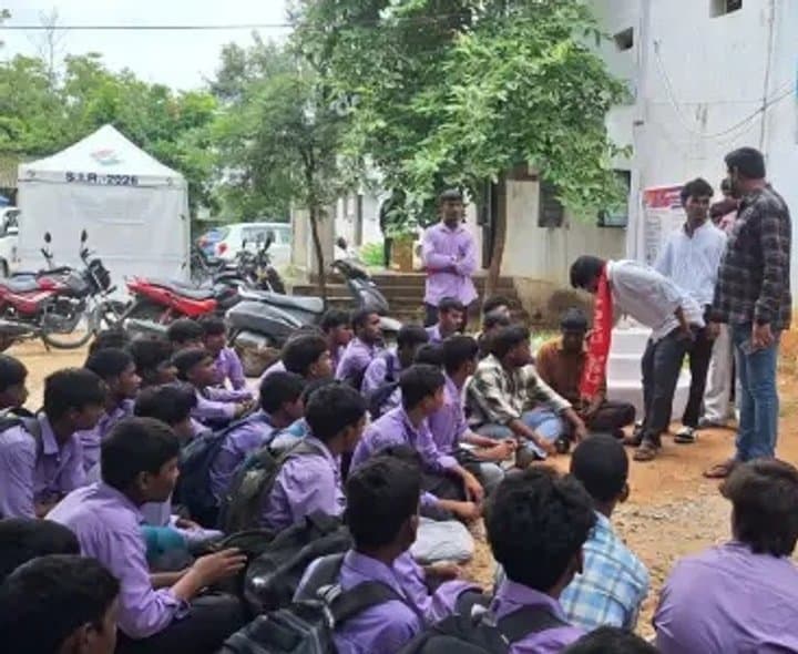 బీసీ వసతి గృహ సమస్యలపై విద్యార్థుల ధర్నా