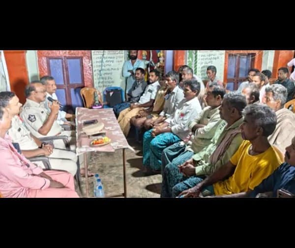 తునిలో పల్లె నిద్ర: సైబర్ నేరాలపై అలర్ట్