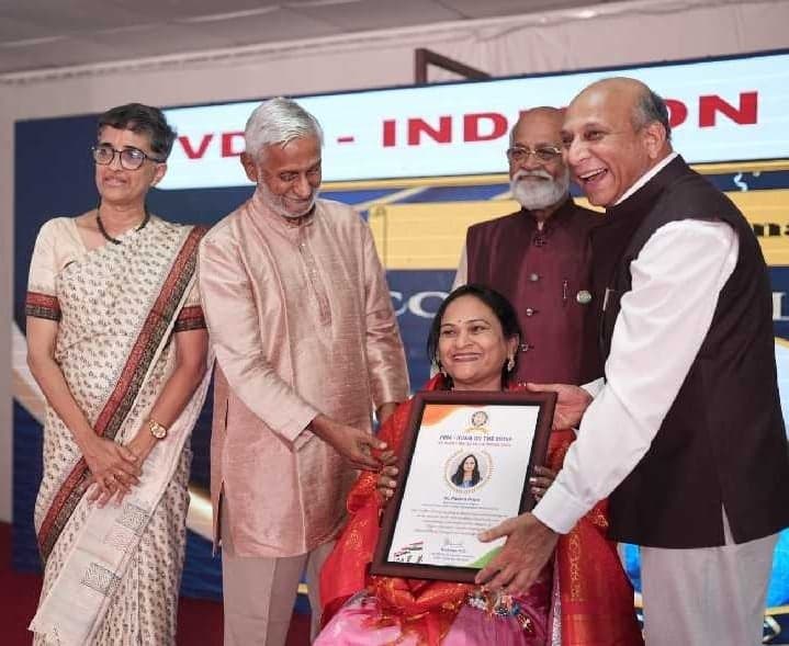 ‘నేషన్‌ బిల్డర్స్‌’ అవార్డుకు ప్రభుత్వ లెక్చరర్‌ ఎంపిక - Udayam