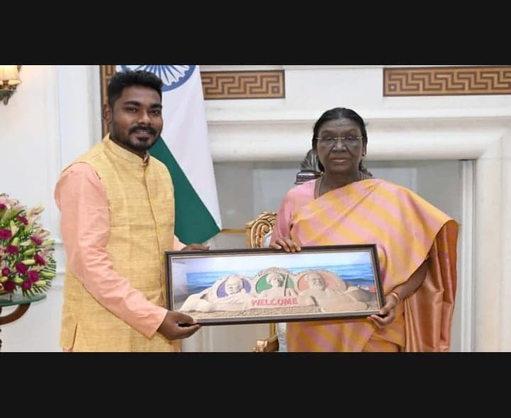 కూలీ నుంచి ఇసుక కళాకారుడిగా ఎదుగుదల