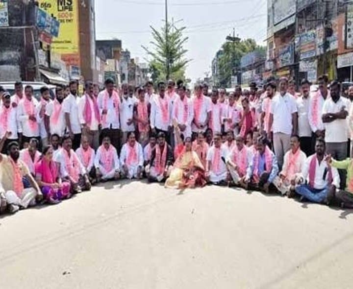 గద్దె కూల్చివేతపై నర్సంపేటలో BRS ధర్నా