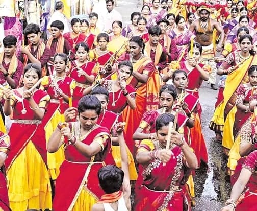 సంప్రదాయ కోలాటం.. ఆరోగ్యానందం!