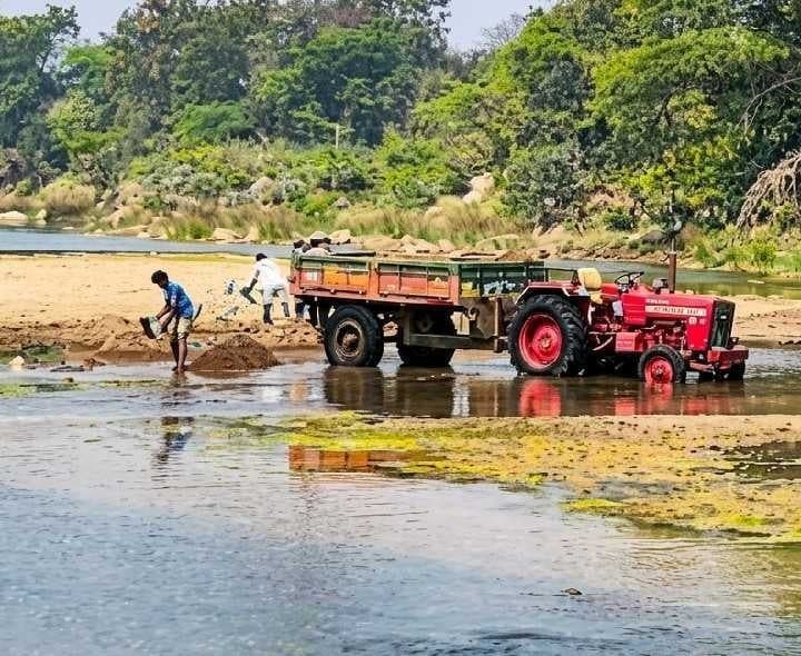 షాబాద్‌లో ఈసీ వాగు నుంచి ఇసుక అక్రమ రవాణా - Udayam