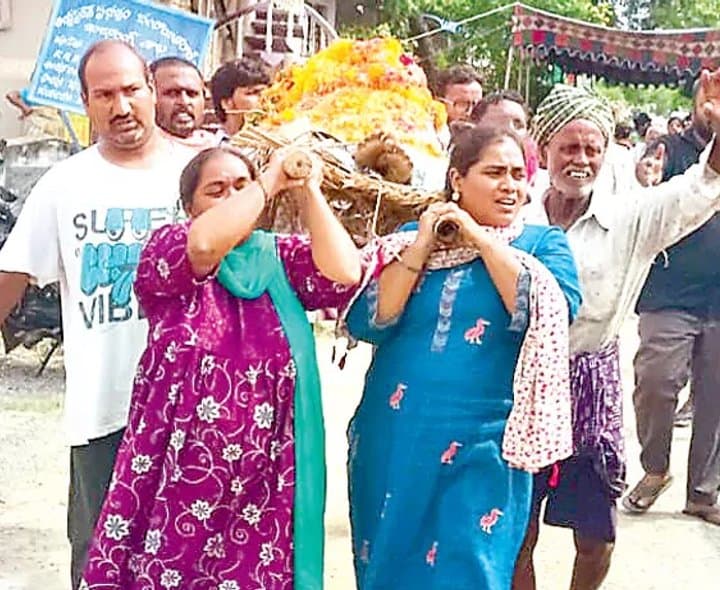 తండ్రికి కుమార్తెలే అంతిమ వీడ్కోలు - Udayam