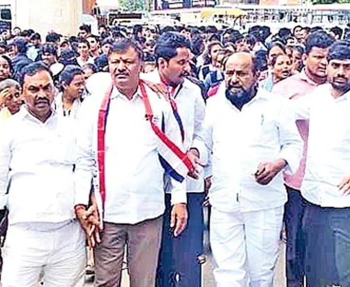 విద్యార్థుల జీవితాలతో చెలగాటం తగదు