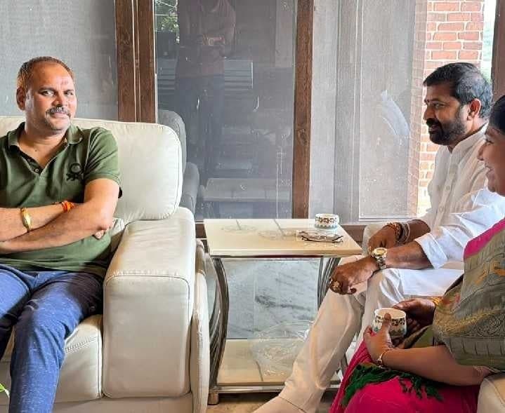 చిన్న శ్రీనుతో ఎమ్మెల్సీ భేటీ - Udayam