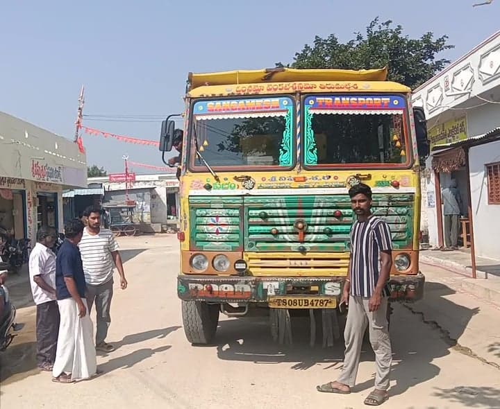 వంగూరులో టిప్పర్లపై గ్రామస్థుల నిరసన - Udayam
