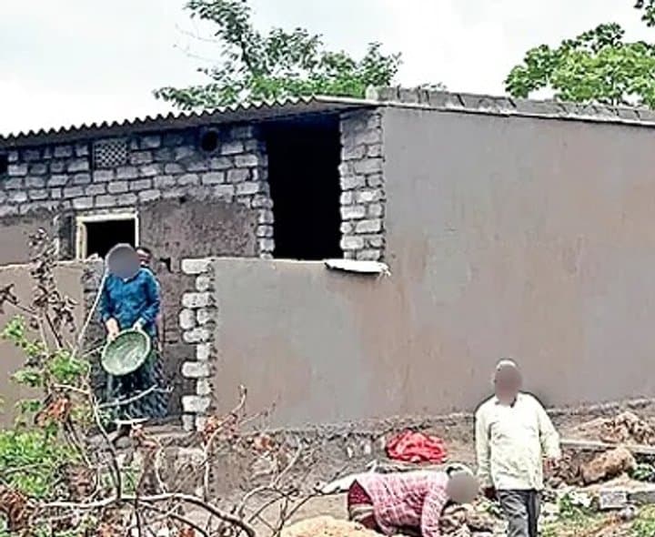 జిన్నారంలో కబ్జా కోరల్లో ప్రభుత్వ భూములు