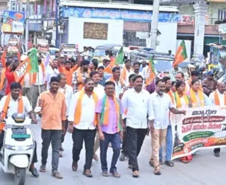 ఫీజు రీయింబర్స్‌మెంట్ బకాయిలపై విద్యార్థుల ర్యాలీ