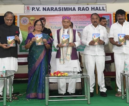 ‘ఘనం పీవీ వనం’ పుస్తకాన్ని ఆవిష్కరించిన తెలంగాణ గవర్నర్