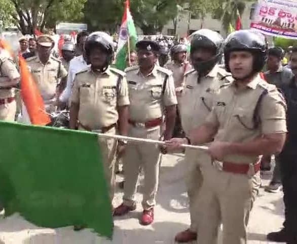 నల్లగొండలో పోలీస్ అమరవీరుల స్మారక బైక్ ర్యాలీ - Udayam