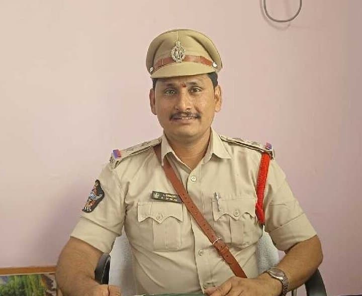 గ్రామాల్లో సీసీ కెమెరాలు ఏర్పాటు చేయాలి:  సీతానగరం SI