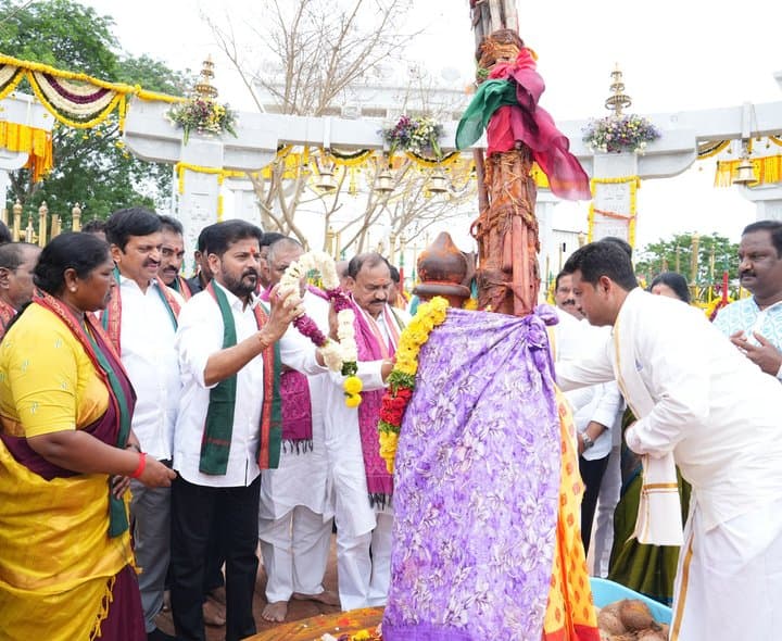 సమ్మక్క సారలమ్మ దర్శించుకున్న సీఎం