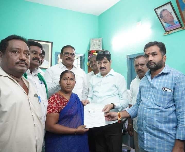 చర్ల మండలంలో సీఎంఆర్ఎఫ్ చెక్కుల పంపిణీ - Udayam