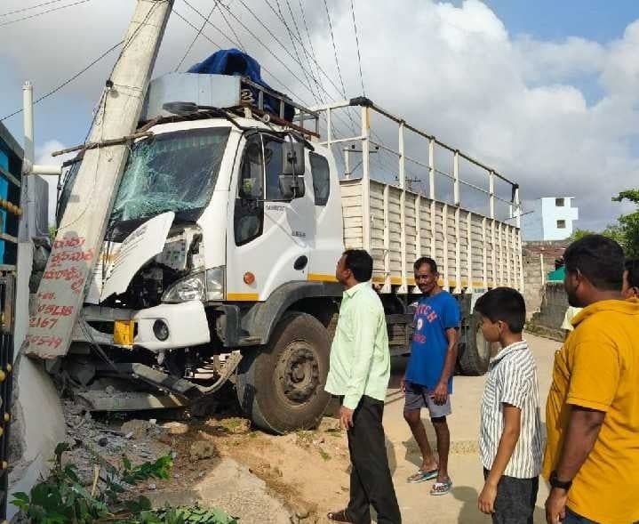 ఇంట్లోకి దూసుకెళ్లిన డీసీఎం
