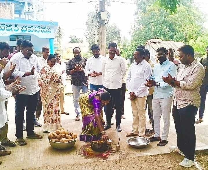 పరకాలలో సైడ్ డ్రైనేజీ నిర్మాణ పనులు ప్రారంభం - Udayam