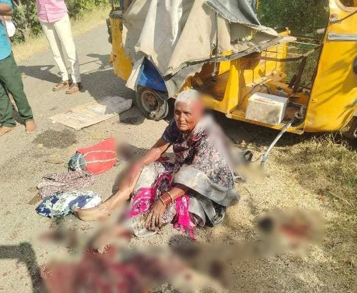 రేగోడ్‌లో ఆటో ప్రమాదం.. ఇద్దరికి గాయాలు - Udayam