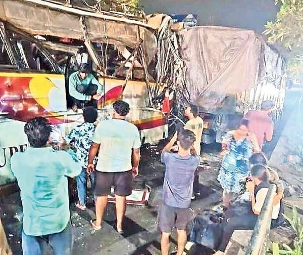 ఆగి ఉన్న టిప్పర్‌ను ఢీకొన్న ఆర్టీసీ బస్సు.. ముగ్గురు దుర్మరణం - Udayam Digital