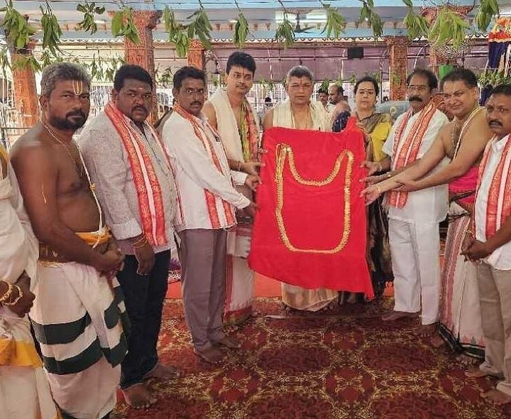 శ్రీవారికి భారీ విలువైన బంగారు హారం
