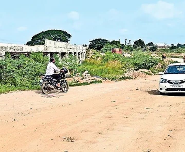 వంతెనల నిర్మాణం పూర్తికాక రైతుల అవస్థలు