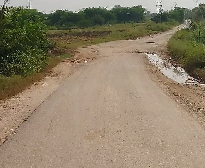 గుంతలమయంగా భీమనపల్లి రహదారి.. ప్రయాణికుల ఇక్కట్లు - Udayam