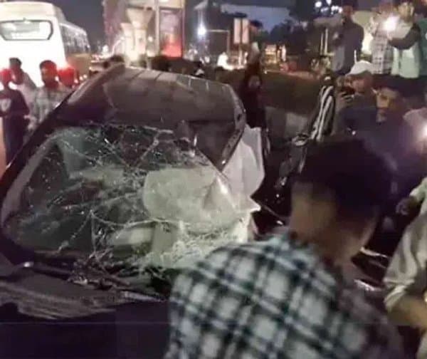 ఎల్బీనగర్‌లో ప్రమాదం: కారు, లారీ ఢీ - Udayam Digital