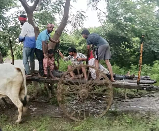 పిడుగుపాటుకు ఫోన్లు పేలి ఇద్దరు రైతులకు తీవ్ర గాయాలు
