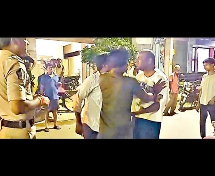 గుడివాడలో యువకుడి హంగామా