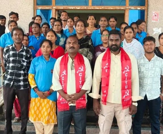 ఆసిఫాబాద్ మెడికల్ కాలేజీ కార్మికులకు రూ.15,600 వేతనం ఇవ్వాలి - Udayam