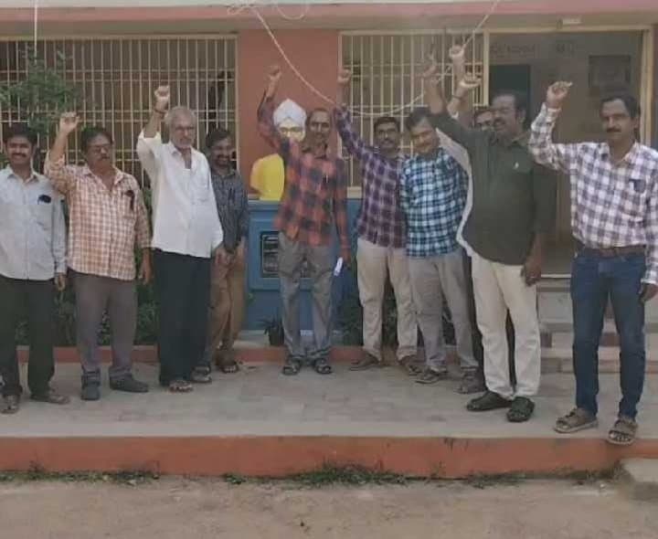 టీచర్ల టెట్ రద్దు చేయాలని ఉపాధ్యాయులు నిరసన