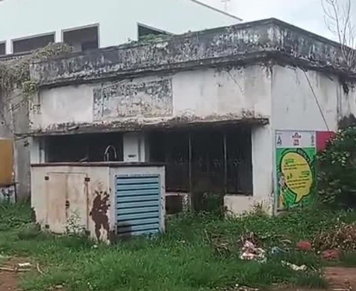 ఉంగుటూరులో శిథిలావస్థకు  పాలకేంద్రం - Udayam