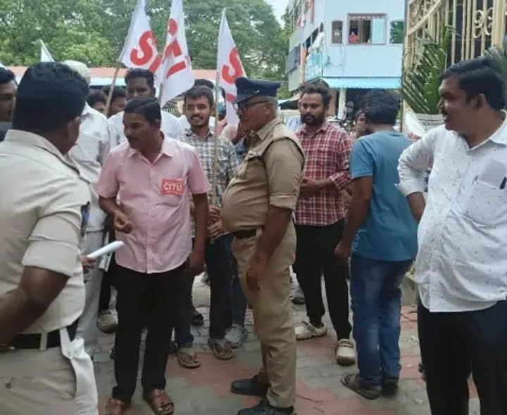 ఎస్ఎఫ్ఐ నాయకుల ఆందోళన