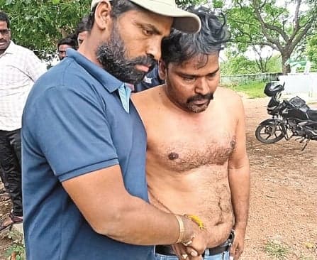ప్రిన్సిపల్‌పై బంధువు దాడి - Udayam