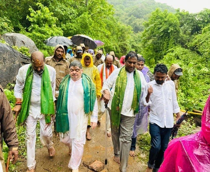 పౌర్ణమి రోజున వర్షంలోనూ కొండగట్టు గిరి ప్రదక్షిణలో పాల్గొన్న మంత్రులు - Udayam Digital