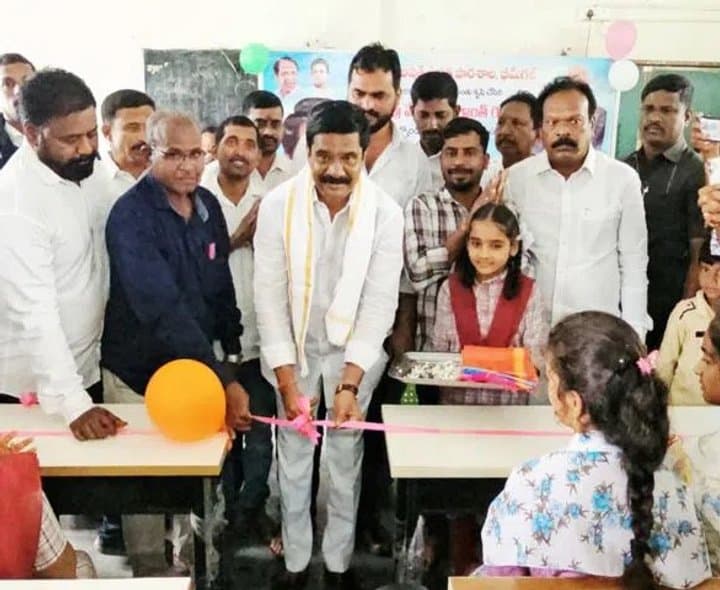 విద్యా సమస్యలపై ప్రశాంత్‌రెడ్డి విమర్శలు