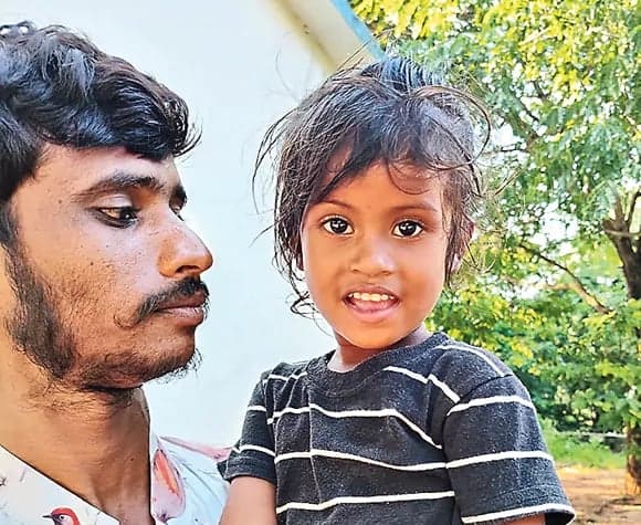 అంగన్‌వాడీ కేంద్రంలో చిన్నారిని వదిలేసి తాళం వేసిన ఆయా - Udayam